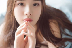 极品美女写真视频,视觉盛宴，一睹芳华